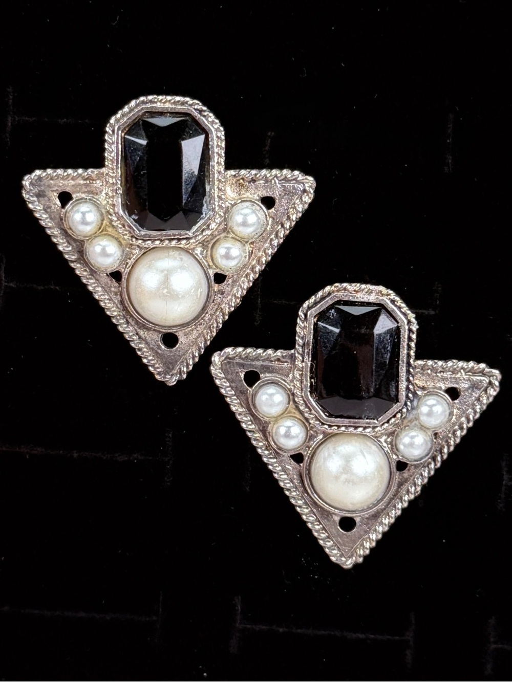 Beautiful vintage Silvertone faux pearl costume pierced earrings